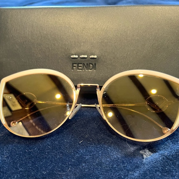 Fendi women’s oversized sunglasses - Picture 1 of 2
